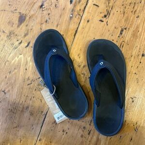 OluKai Women’s Black Flip Flops, Sandals Ohana